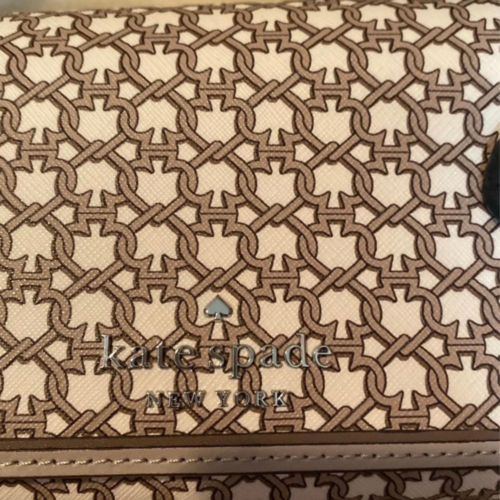 Kate Spade beige and white link crossbody